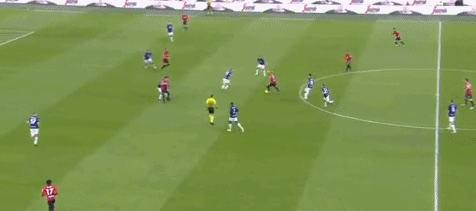 特奥劲射稍稍偏出