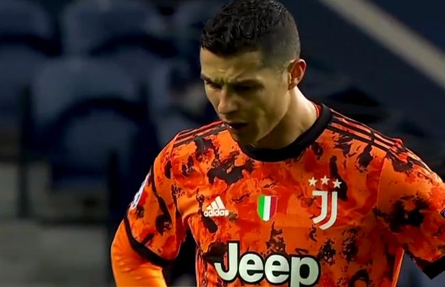 C罗拼了!传中被浪费后抓狂 压哨未获点球怼裁判