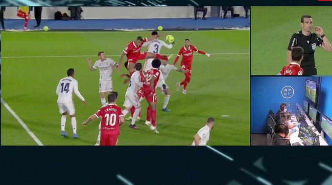 皇马遭双重打击!本泽马被放倒没获点球却反被判一个