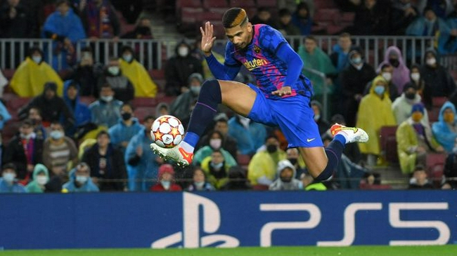 巴萨最强中卫遭英超豪门挖角 他年薪仅队友的1/10