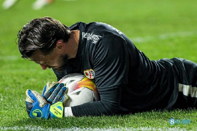 西媒:巴萨接近签下巴列卡诺门将 双方已达成协议